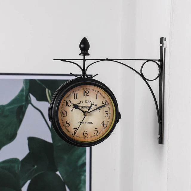 Beidseitige Wanduhr im Vintage Design