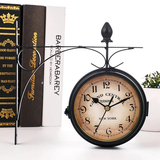 Beidseitige Wanduhr im Vintage Design