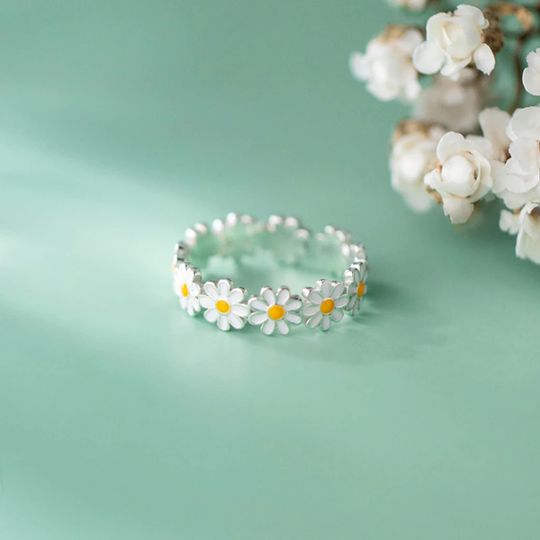 Anello Margherita – Un Simbolo di Nuovi Inizi e Gioia