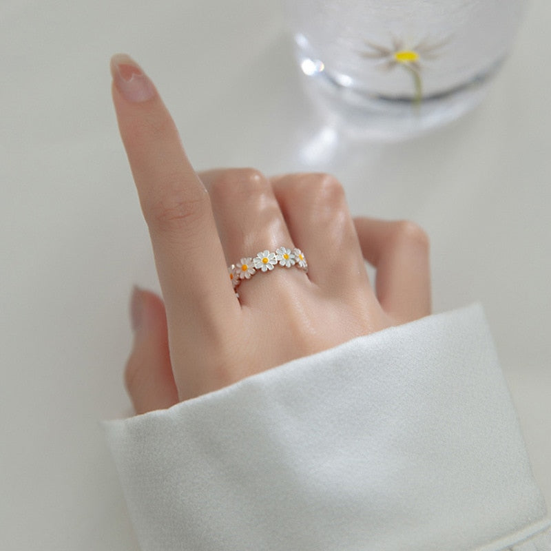 Anello Margherita – Un Simbolo di Nuovi Inizi e Gioia
