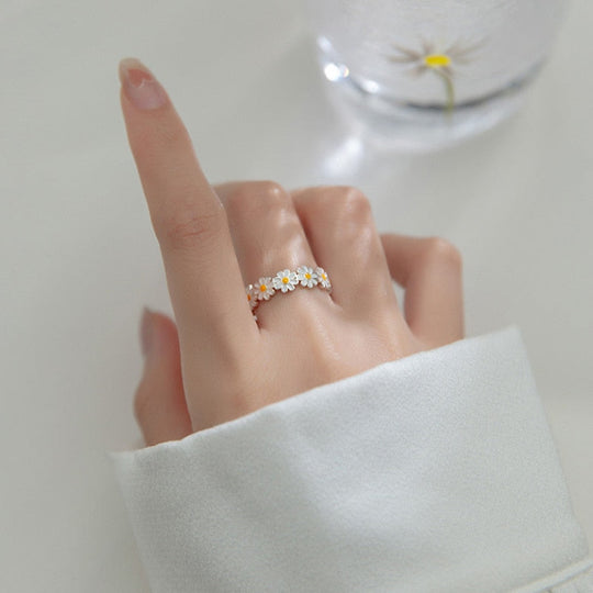 Anello Margherita – Un Simbolo di Nuovi Inizi e Gioia