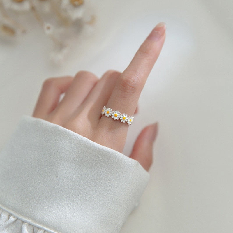 Anello Margherita – Un Simbolo di Nuovi Inizi e Gioia