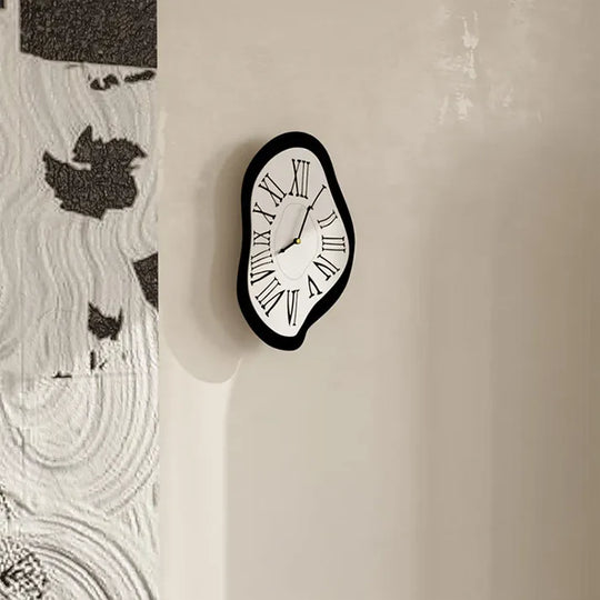 Surrealistische Wanduhr mit römischen Zahlen