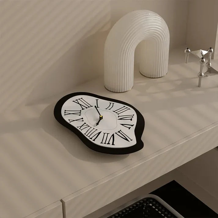 Surrealistische Wanduhr mit römischen Zahlen